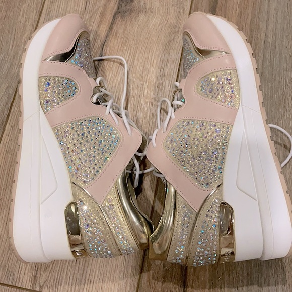 Michael Kors semi-high platform shoes, size US 5. Bottoms are a bit worn. - Picture 6 of 6